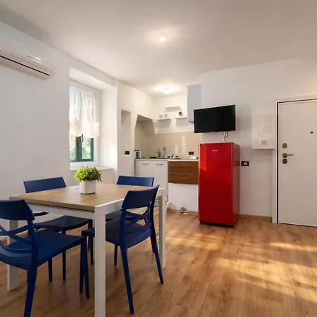 Bright Flat , Air Conditioning , 5 Min Train Station Genua