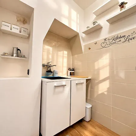 Bright Flat , Air Conditioning , 5 Min Train Station Genua
