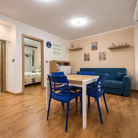 Bright Flat , Air Conditioning , 5 Min Train Station *