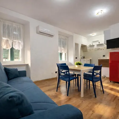 Bright Flat , Air Conditioning , 5 Min Train Station