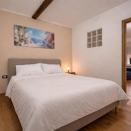 Bright Flat , Air Conditioning , 5 Min Train Station Gênes
