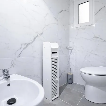 Bright Flat , Air Conditioning , 5 Min Train Station Appartement *